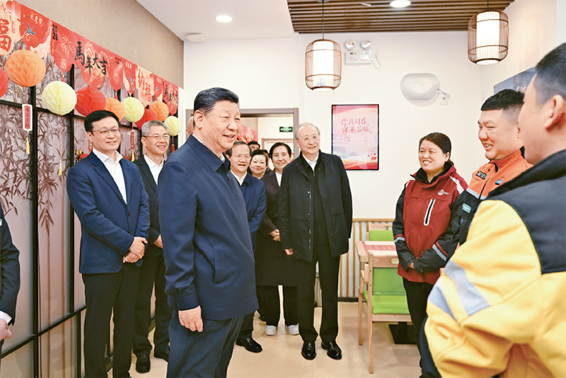 2026年2月9日至10日，中共中央總書記、國(guó)家主席、中央軍委主席習(xí)近平在北京考察并看望慰問基層干部群眾。這是10日上午，習(xí)近平在西城區(qū)新街口街道父母食堂考察時(shí)，同在這里休息的快遞小哥親切交流。