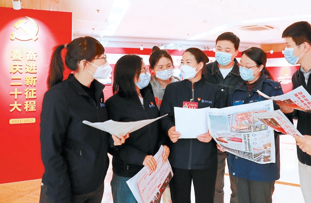 近日，黨的二十大代表、全國(guó)勞動(dòng)模范、北京環(huán)衛(wèi)集團(tuán)所屬北京機(jī)掃公司職工蔡鳳輝，向同事們傳達(dá)黨的二十大精神。