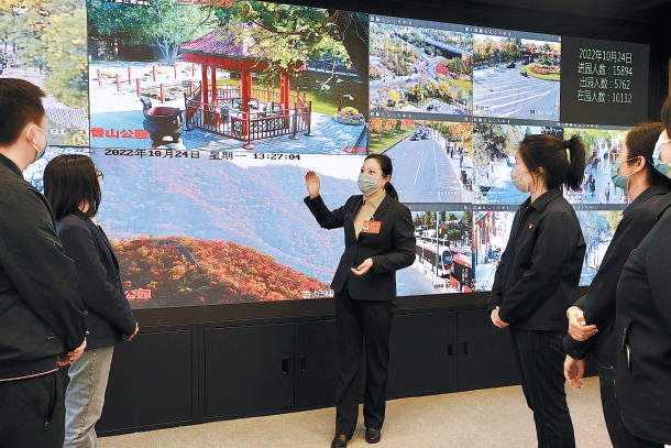 10月24日，二十大代表、香山公園講解員賈莉來到北京公園管理中心宣講大會(huì)精神。