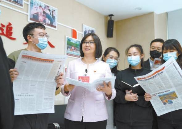 黨的二十大代表、北京市豐臺(tái)區(qū)馬家堡街道時(shí)代風(fēng)帆樓宇黨委書記韓青回到工作崗位宣講黨的二十大精神。