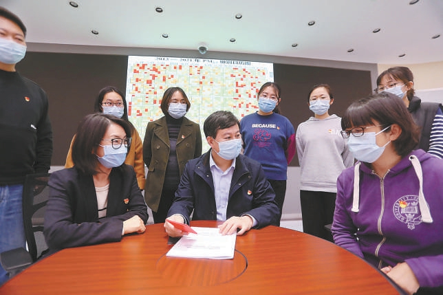 在北京市生態(tài)環(huán)境局，劉保獻(xiàn)（中）宣講黨的二十大精神。