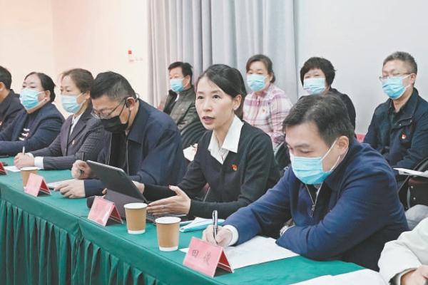 圖為黨的二十大代表、小米科技有限責任公司手機相機部總經(jīng)理易彥（前排右二）與來自海淀區(qū)社區(qū)、教育、“兩新”組織等領域的各級黨代表共同交流學習黨的二十大精神。