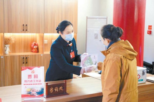 圖為黨的二十大代表、香山公園紅色文化講解員賈莉在黨代表工作站為游客提供優(yōu)質(zhì)服務(wù)。