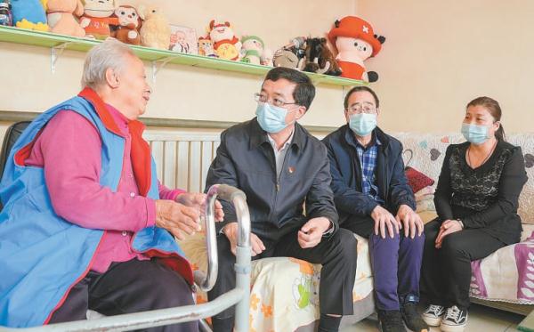 日前，黨的二十大代表、大興區(qū)委書記王有國（左二）來到黃村鎮(zhèn)后辛莊村，探望李金柱（右二）一家。