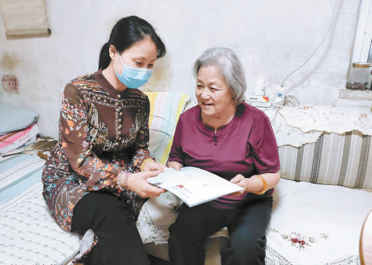 黨的二十大代表、北京市河北梆子劇團黨總支書記、團長王洪玲（左）慰問退休老藝術(shù)家。