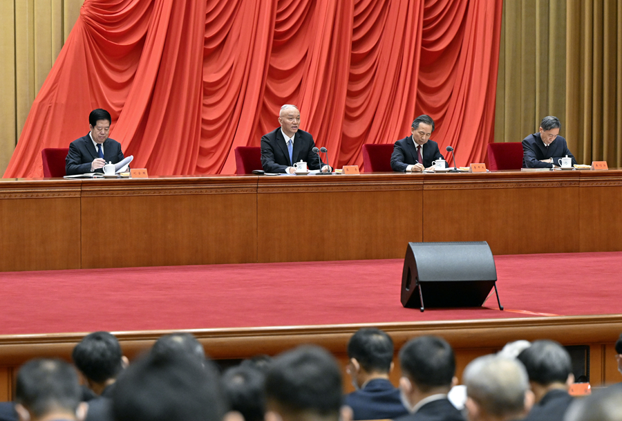 4月3日，學(xué)習(xí)貫徹習(xí)近平新時代中國特色社會主義思想主題教育工作會議在北京召開。中共中央政治局常委、中央學(xué)習(xí)貫徹習(xí)近平新時代中國特色社會主義思想主題教育領(lǐng)導(dǎo)小組組長蔡奇作總結(jié)講話。