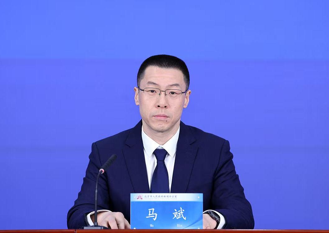 在推動法治政府建設過程中，石景山區(qū)如何在依法行政中體現服務為民？